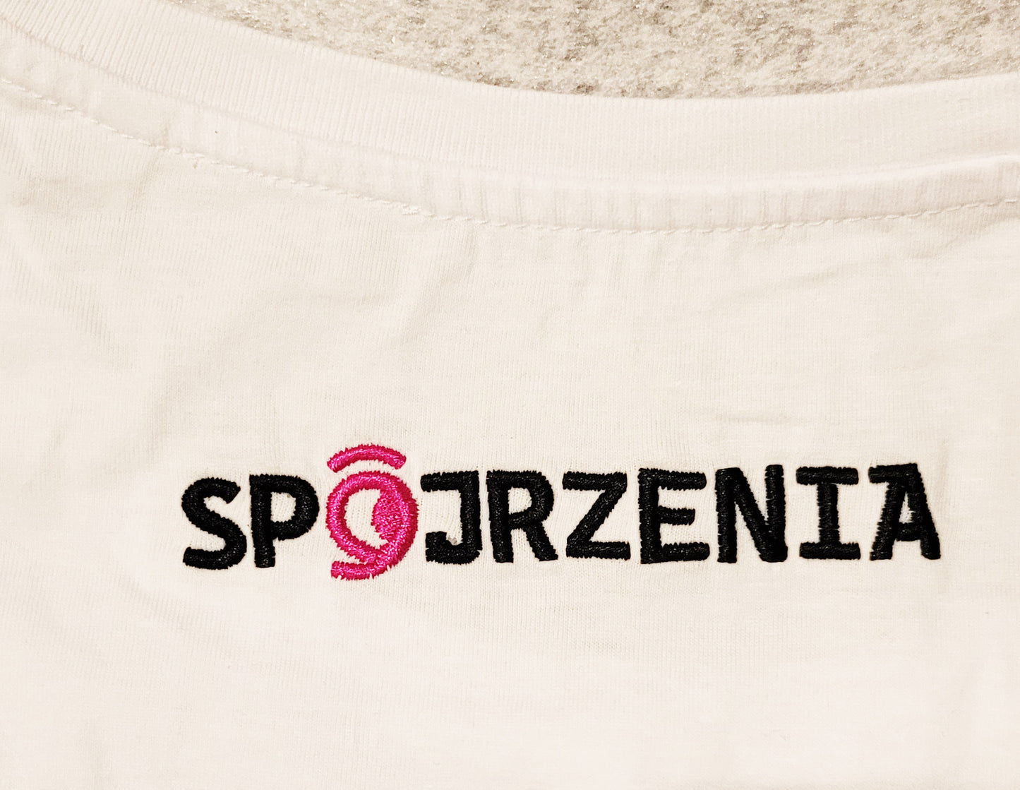 Koszulka Spojrzenia z haftem